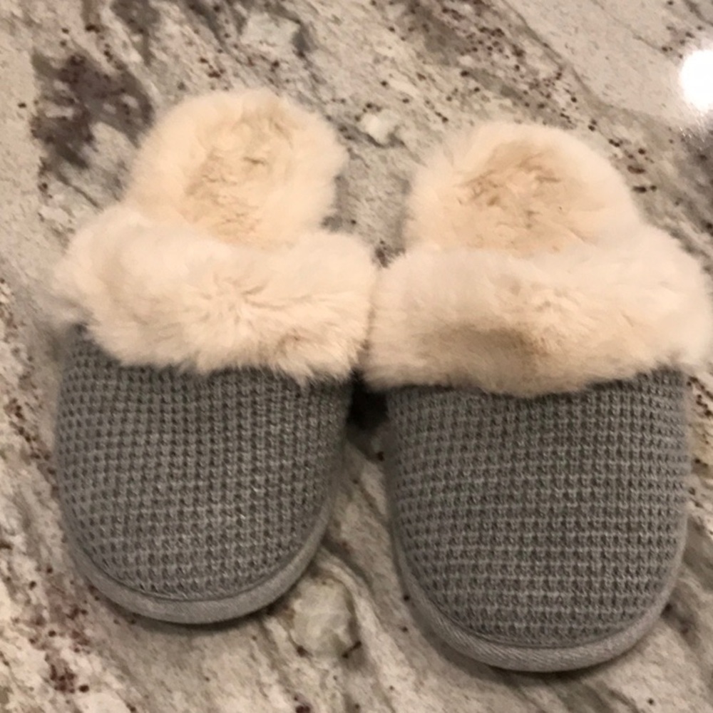 Gray knit slippers L